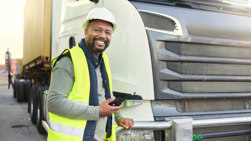 Fotografia de un trabajador junto a un camion