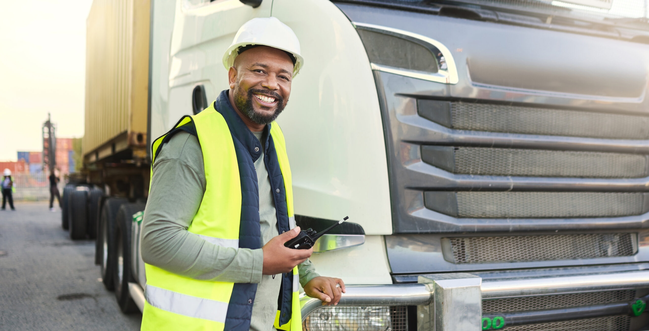 Fotografia de un trabajador junto a un camion