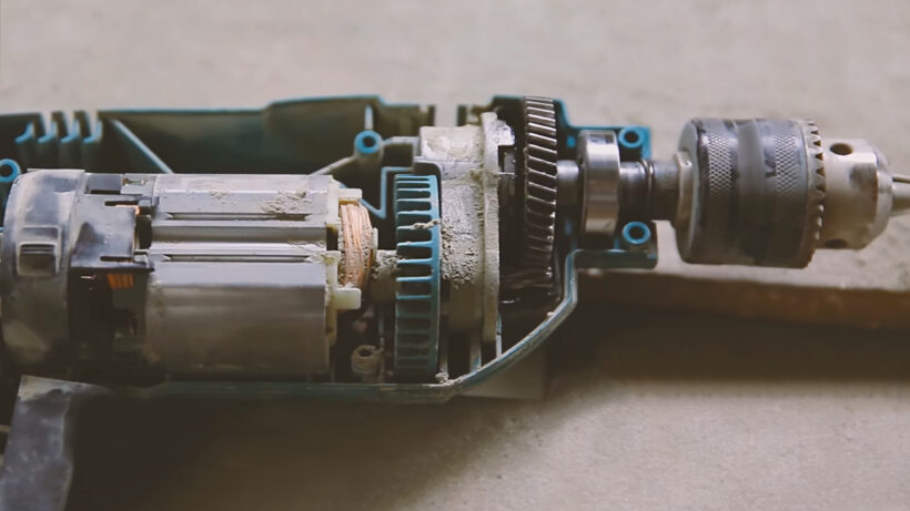 Fotografia de cerca del interior de una herramienta electrica