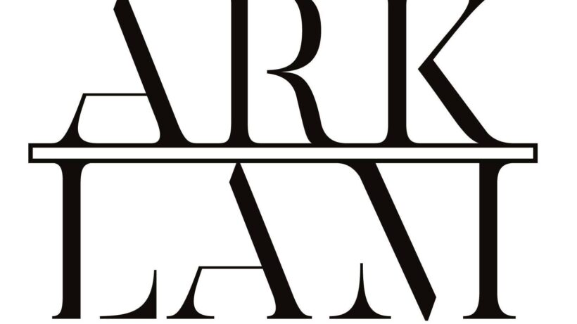 Logotipo oficial de Arklam, marca de superficies sinterizadas de gran formato distribuidas por Ari Ceramic en Córdoba.