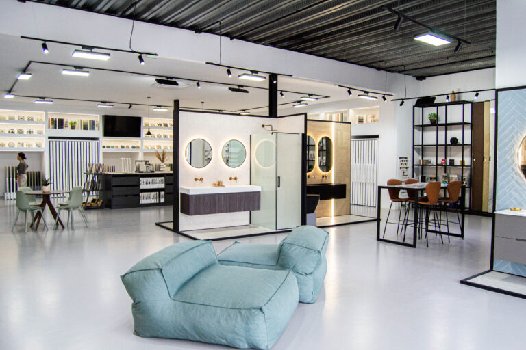 Vista general del showroom Ari Ceramic en Córdoba, con exposición de baños, cerámica, revestimientos y mobiliario de diseño.