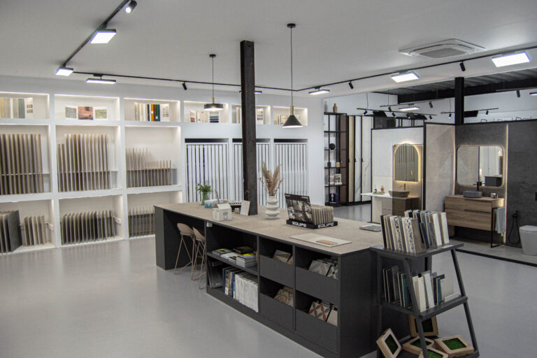 Showroom de cerámica Ari Ceramic en Córdoba con exposición de revestimientos, pavimentos y mobiliario de baño moderno.