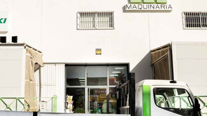 Fotografía de nuestro camión de carga frente a la nave industrial