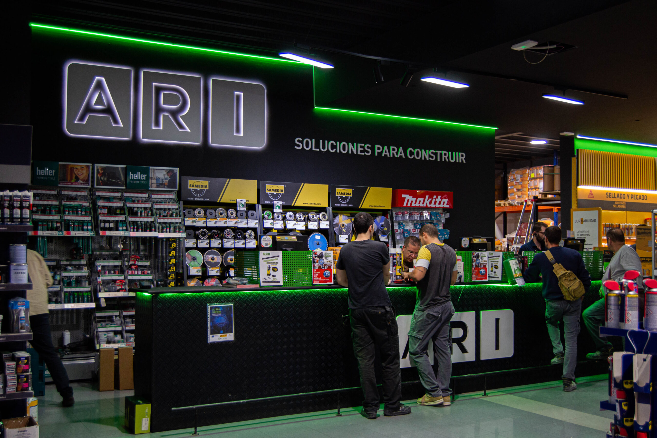 Interior de la tienda Ari Maquinaria en Córdoba, mostrador principal con atención al cliente y exposición de herramientas profesionales Makita y Samedia.
