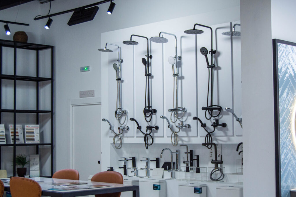 Exposición de griferías Clever en Ari CERAMIC Córdoba, con duchas y lavabos de diseño innovador y eficiente.