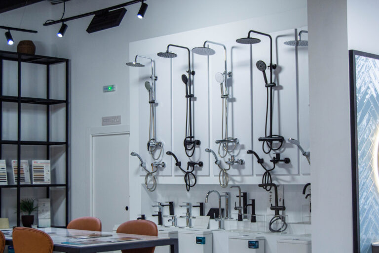 Exposición de griferías Clever en Ari CERAMIC Córdoba, con duchas y lavabos de diseño innovador y eficiente.