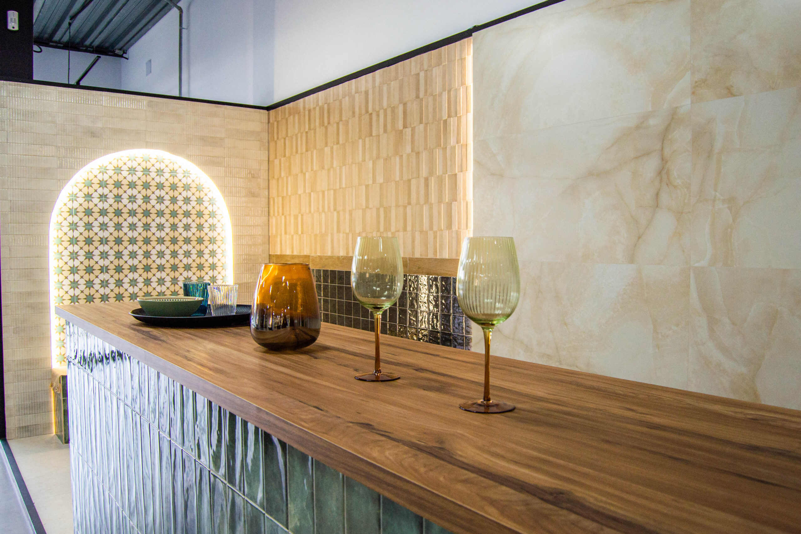 Composición decorativa con cerámica, madera y azulejos en el showroom Ari Ceramic de Córdoba, con revestimientos modernos y acabados artesanales.