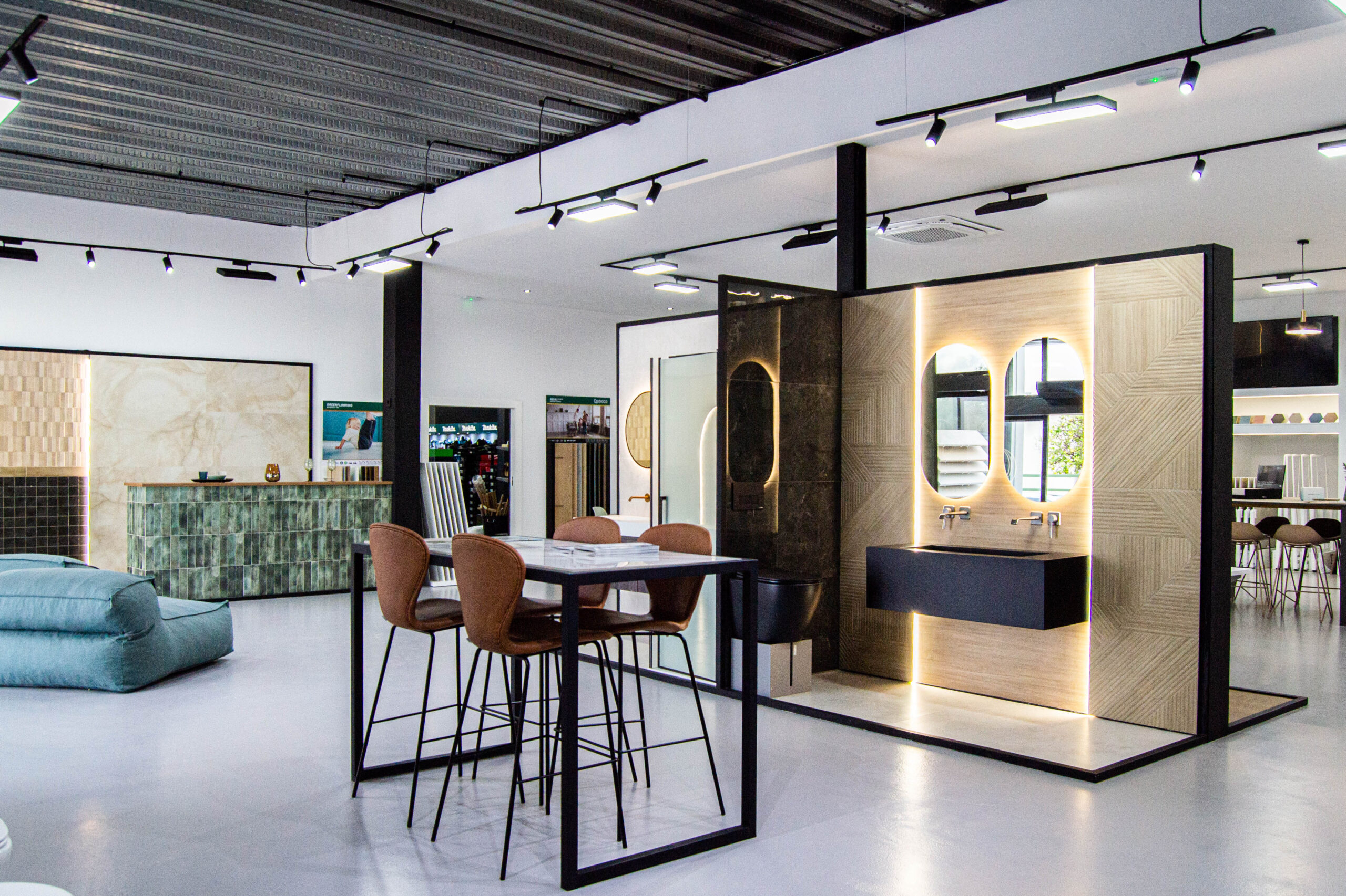 Showroom Ari Ceramic en Córdoba, exposición de baños, revestimientos y cerámica decorativa con diseño moderno y espacios de inspiración.