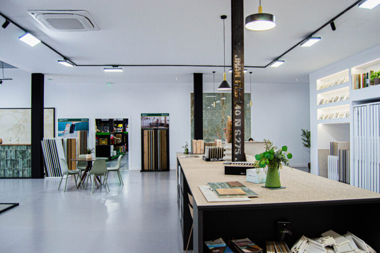 Showroom de Ari Ceramic Córdoba con exposición de cerámica, pavimentos, azulejos y revestimientos modernos en un espacio de diseño contemporáneo.