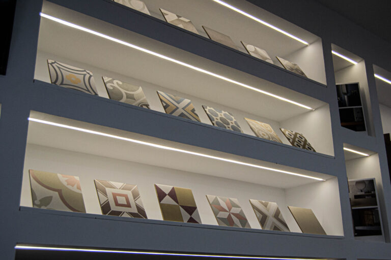 Exposición de azulejos decorativos en el showroom de Ari Ceramic Córdoba, con diseños geométricos y coloridos ideales para pavimentos y revestimientos interiores.