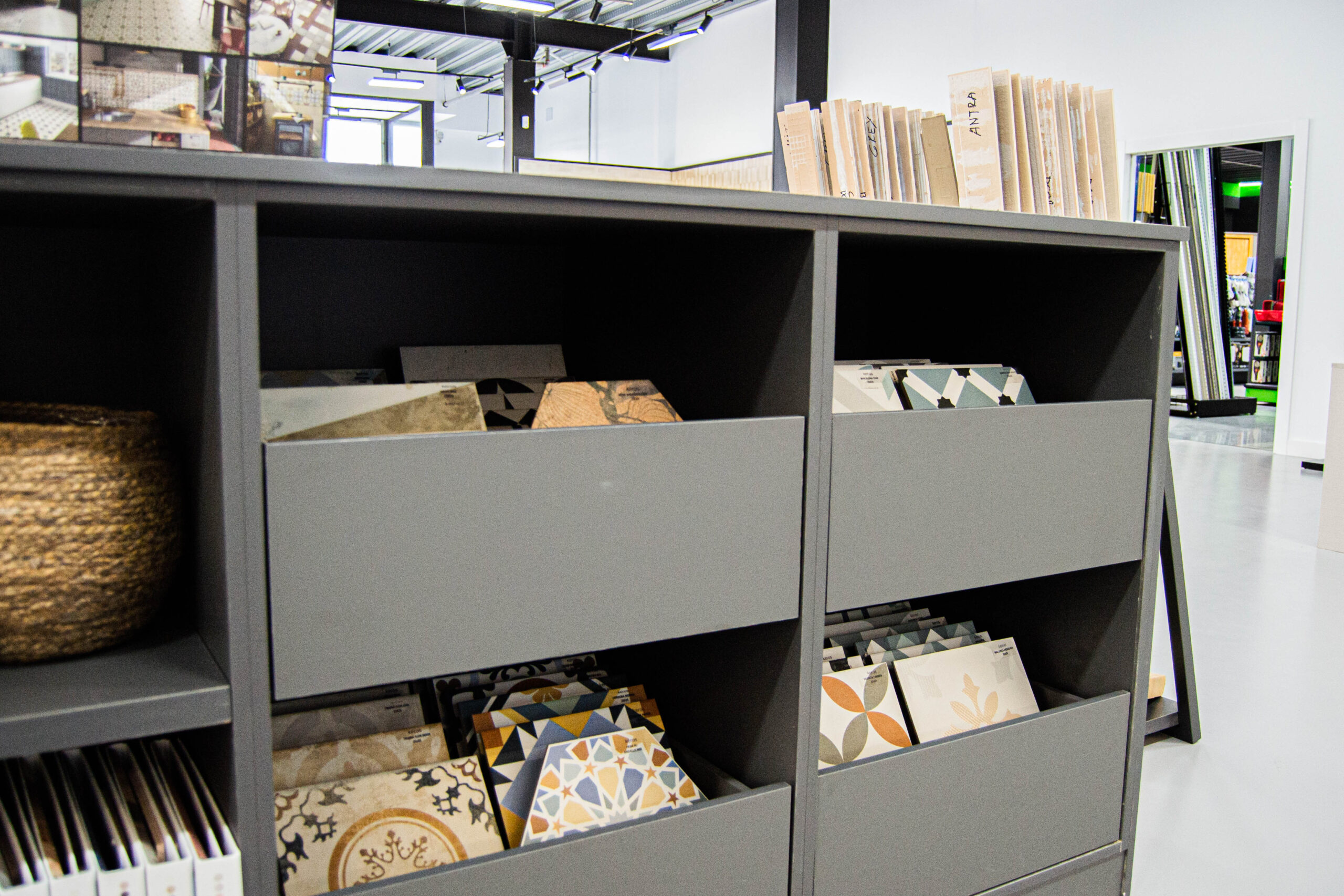 Muestras de cerámica y azulejos decorativos en el showroom de Ari Ceramic Córdoba, con diseños modernos y colores variados para revestimientos y pavimentos.