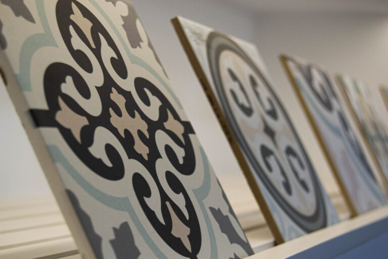 Detalle de cerámica decorativa con diseño geométrico expuesta en el showroom Ari Ceramic de Córdoba.