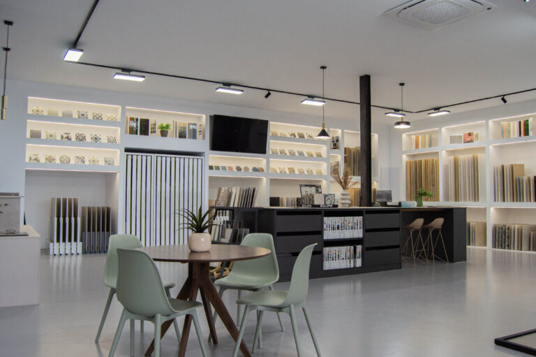 Zona central del showroom Ari Ceramic en Córdoba, con exposición de cerámica, pavimentos y área de asesoramiento al cliente.