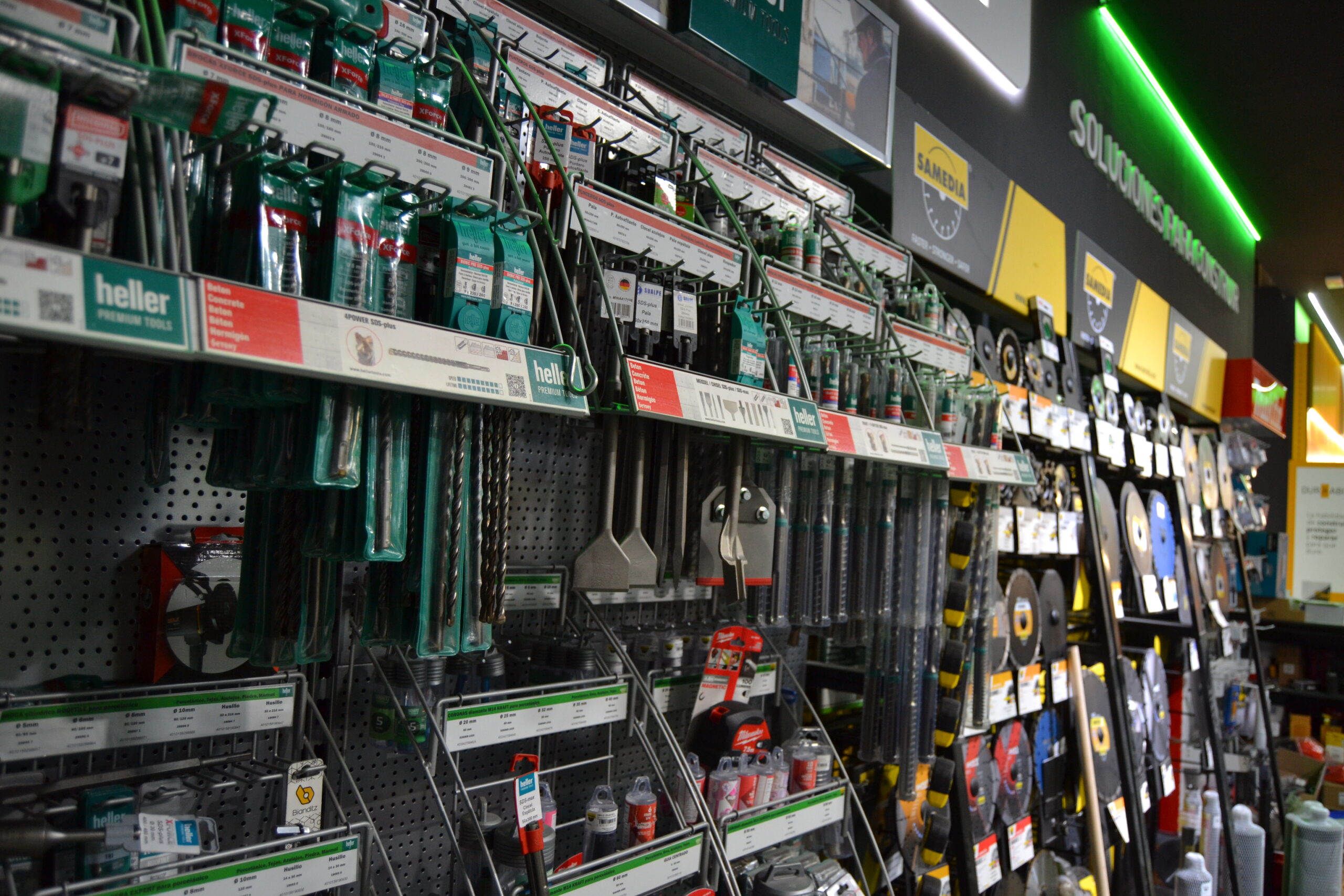 Exposición de brocas, discos de corte y herramientas profesionales Heller y Samedia en la tienda Ari Maquinaria de Córdoba.