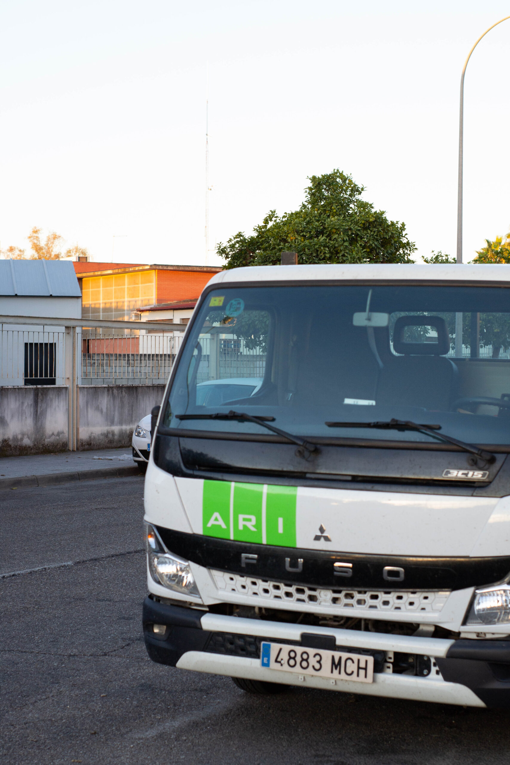 Vehículo de reparto Ari Maquinaria en Córdoba, utilizado para la entrega de herramientas, materiales y maquinaria profesional.