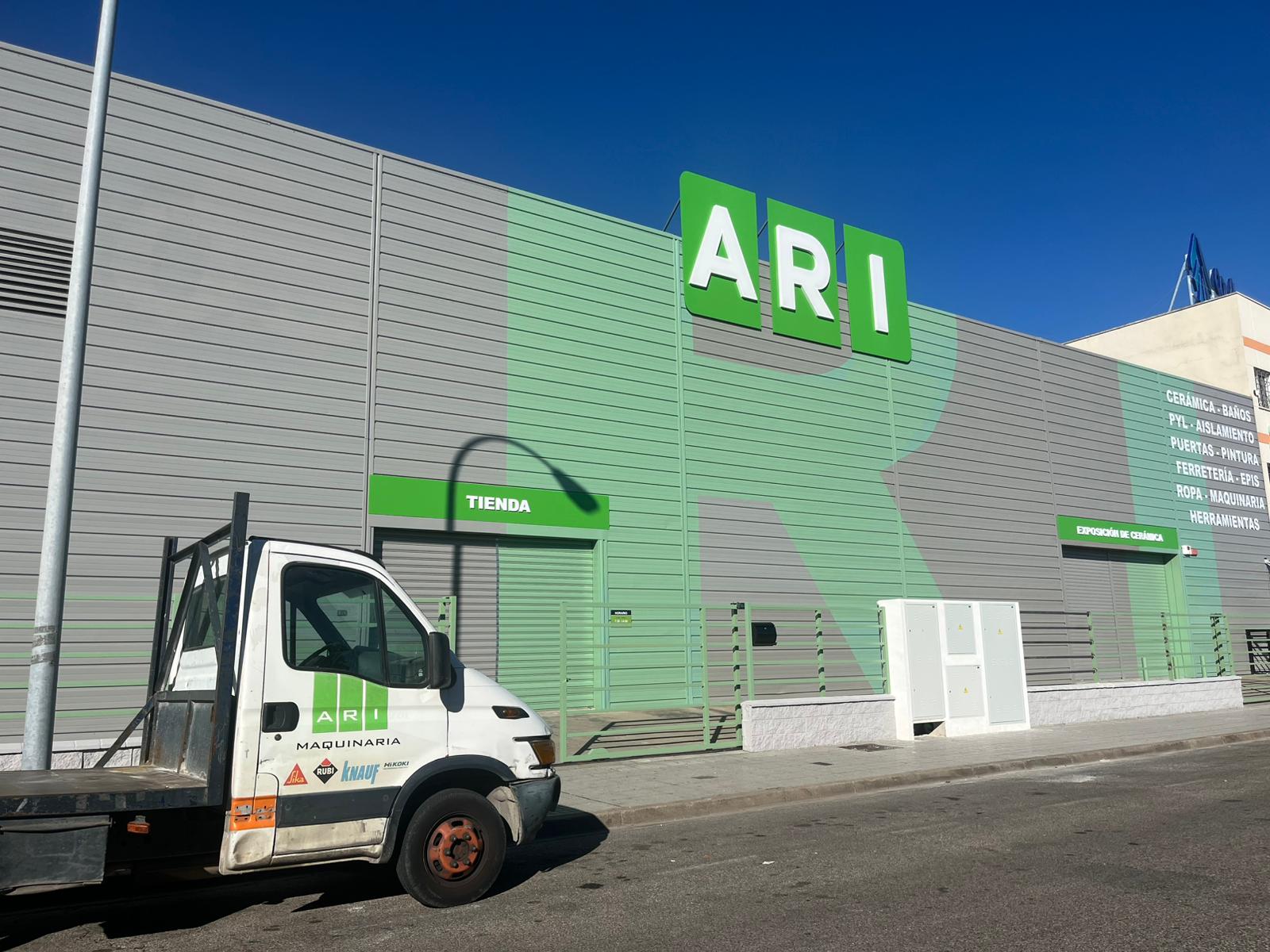 Fachada de la nueva tienda y showroom Ari Maquinaria en Córdoba, con zonas de exposición de cerámica, baño, maquinaria y herramientas profesionales.